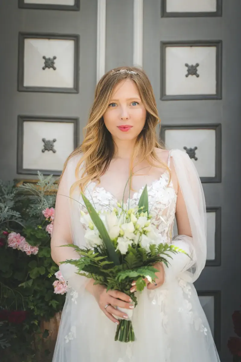 Bride with her bouquet in Ribe